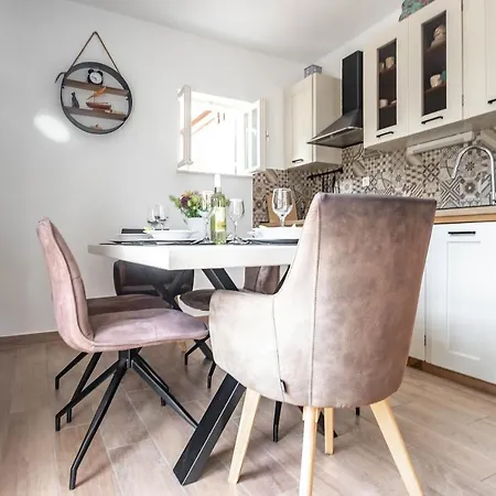 Sladic * Betina (Sibenik-Knin)